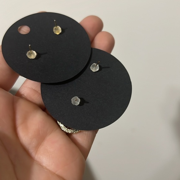 Inspo Earrings 🌺 - Picture 4 of 4